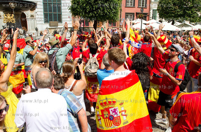 Gdansk. Ulica Dluga. Hiszpanscy kibice na ulicach starego...