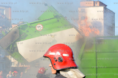 Pozar smieciarki Sanipor na ulicy Slaskiej w Gdyni....