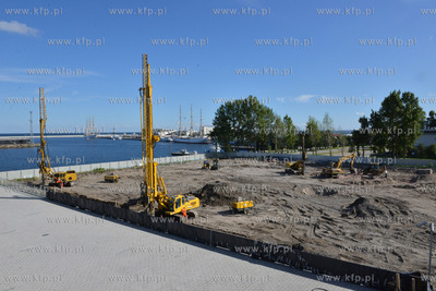 Gdynia. Na terenie sasiadujacym z apartamentowcem Sea...