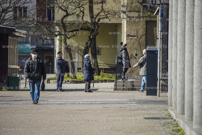 Gdańsk, Podwale staromiejskie. Mężczyzna z maseczką...