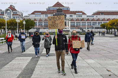 Sopot. Molo. Protest Kobiet po wydanym orzeczeniu Trybunalu...