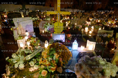 W zaduszkowy wieczór na cmentarzu parafialnym w Gdyni...