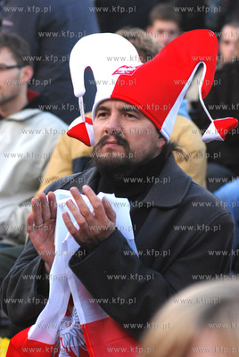 Gdynianie kibicuja przed ustawionym na Placu Grunwaldzkim...