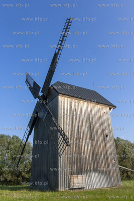 Wiatrak typu paltrak, wybudowany w 1903 roku stojący...