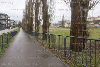 Plac u zbiegu ulic Obrońców Pokoju i Olszewskiego...