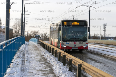 Przez Most Siennicki w Gdańsku przejeżdza autobus...
