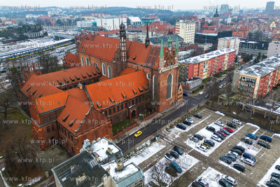 Widok na Muzeum Narodowe i kościół Swiętej Trójcy...