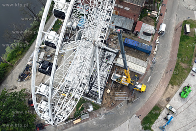 Demontaż koła widokowego Amber Sky na wyspie Ołowianka...