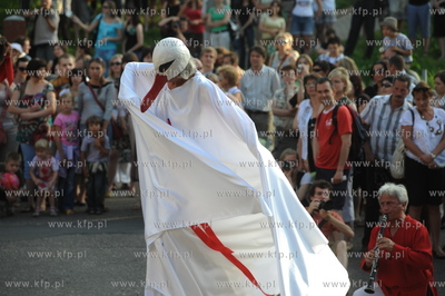 XIII edycja Festiwalu Teatrow Ulicznych FETA. Parada...