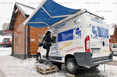 Mobilny bankomat eCard stojacy nieopodal wyciagu narciarskiego...