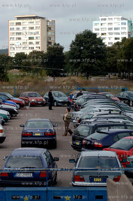 Gdansk Oliwa. Autohandel przy hali Olivia na al. Grunwaldzkiej....