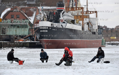 Wedkarze lowia ryby na zamarznietej Motlawie. 
18.02.2012...