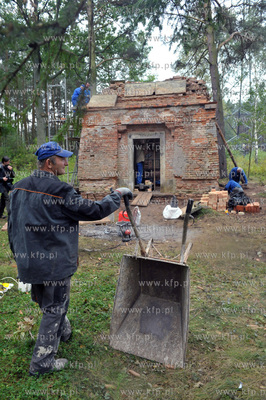 Renowacja grobowca Gralathow w Sulminie gmina Zukowo...