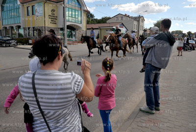 Dozynki w Luzienie na Kaszubach. Dozynkowy korowod...