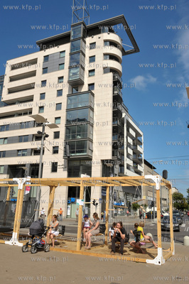Gdynia Design Days na placu Kaszubskim. W glebi apartamentowiec...