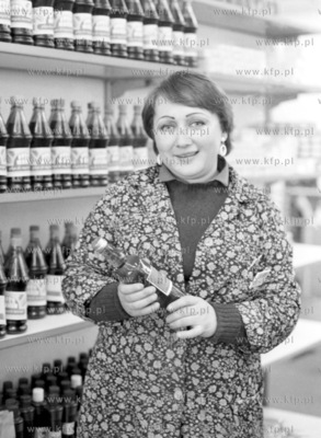 Ekspedientka w gdanskim sklepie. 1marzec1985_z.kosycarz_p5...
