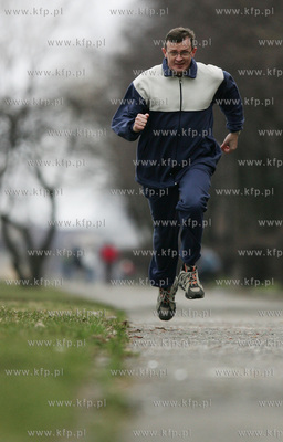 Malbork. Posel Tadeusz Cymanski biega w okolicach rzeki...