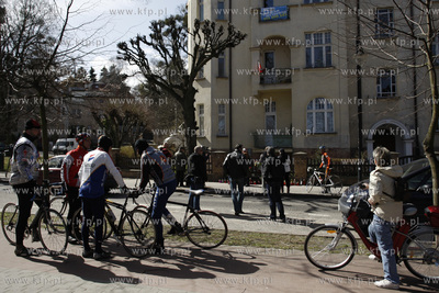 Sopot. Ludzie pala znicze i skladaja wiazanki kwiatow...