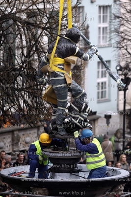 Gdansk. Dlugi Targ. Powrot posągu rzymskiego boga...