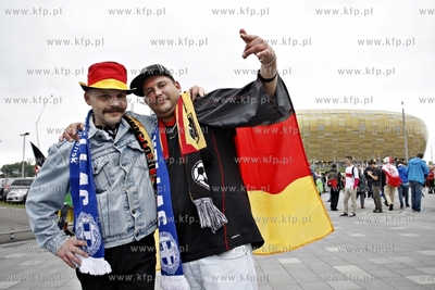Gdansk Arena. Kibice wchodza na cwiecfinalowy mecz...