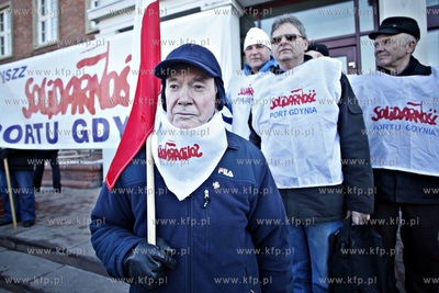 Pikieta pod Urzędem Wojewodzkim w Gdansku w gescie...
