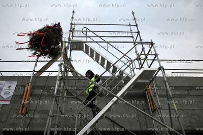 Uroczystosc zawieszenia wiechy na budynku Lokalnego...