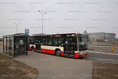 Autobus Mercedes Conecto linii 148 na przystanku przy...