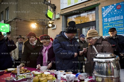Wigilia oliwska przed Galerią Warzywniak w Gdańsku.
19.12.2015
fot....