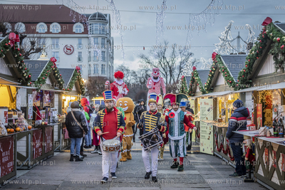 Sopockie Miasteczko Świąteczno-Noworoczne. Scena...