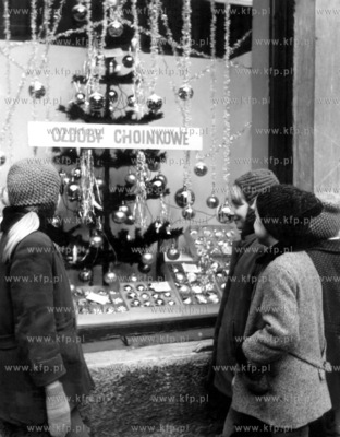Swiateczna dekoracja witryny sklepowej w Gdansku 1973...