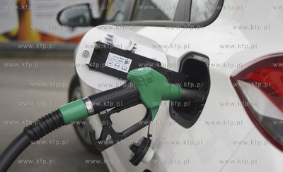 Tankowanie pojazdu. 19.03.2020 fot. Paweł Marcinko...