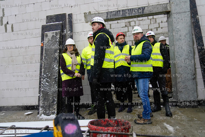 Piecki - Migowo. Zawieszenie wiechy na budowanej szkole...