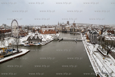 Zimowa panorama Gdańska. Widok z okolicy Mostu Wapienniczego....