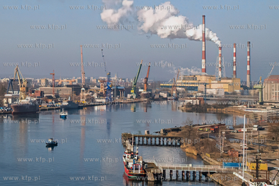 Stocznia Gdańska. Podczas operacji przesuwania patrolowca...