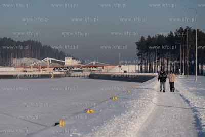 Zima na Mierzei Wiślanej. Zamarznięty Kanał przez...