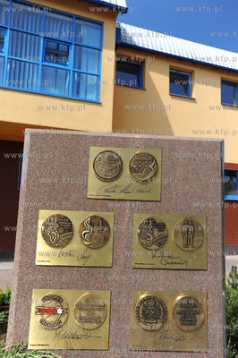 Dziwnow, Aleja Gwiazd Sportu. Marmurowe plyty z replikami...