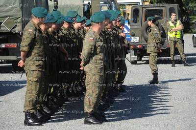 Port wojenny Gdynia Oksywie. 32 zolnierzy i 13 pojazdow...