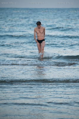 Gdansk. Zimowe morzne popoludnie na plazy w Jelitkowie.
Nz...