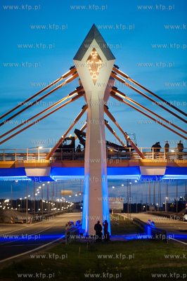 Gdansk. Oddany do uzytku, efektownie podswietlony most...