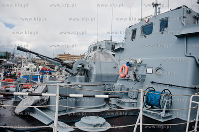 Port w Gdyni. Zacumowane w Basenie Prezydenckim okrety...