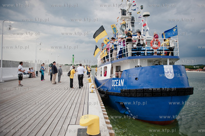 Sopot. Grupa kaszubow z polwyspu helskiego przyplynela...