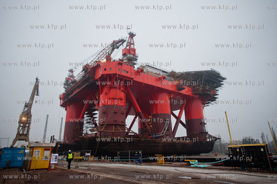 Gdansk. Stocznia Remontowa. Wydokowana do remontu platforma...