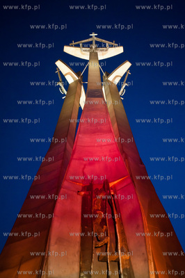 Gdansk. Bialo-czerwona iluminacja Pomnika Poleglych...