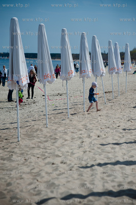 Tlumy mieszkancow i turystow na plazy i ulicach Sopotu,...