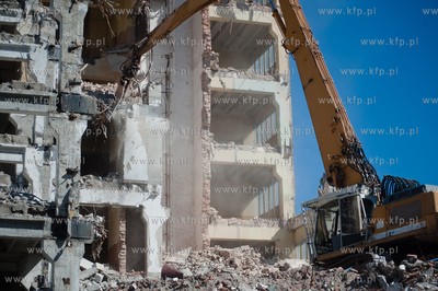 Gdynia. Wyburzanie jednego z budynkuw Dalmoru przy...