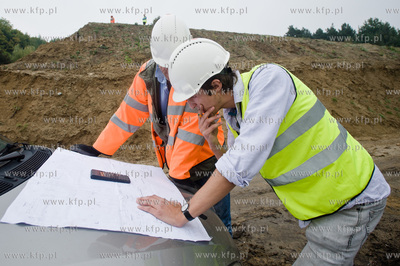 Gdansk. Ul. Ogrodowa. Montaz pierwszych elemntow wiaduktu...