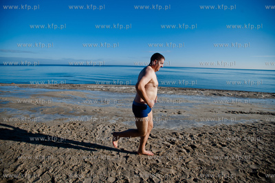Sloneczny, zimowy dzien na plazy w Gdyni.
08.02.2014
fot....