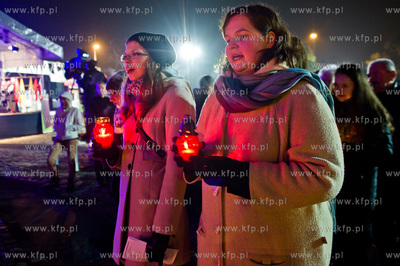 Gdansk. Plac Solidarnosci. Swieto Zmarlych. Litania...