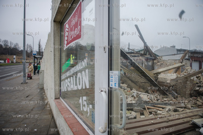 Gdansk. Rozbiorka budynkow znajdujacych sie przy skrzyzowaniu...