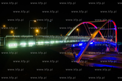 Gdansk. Kladka rowerowa nad obwodnica podswietlona...
